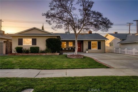 Photo of 23040 Hartland St, West Hills, CA 91307 (MLS # SR26035388)