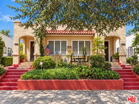 Photo of 433 N Norton Avenue, Los Angeles, CA 90004 (MLS # 26906089)