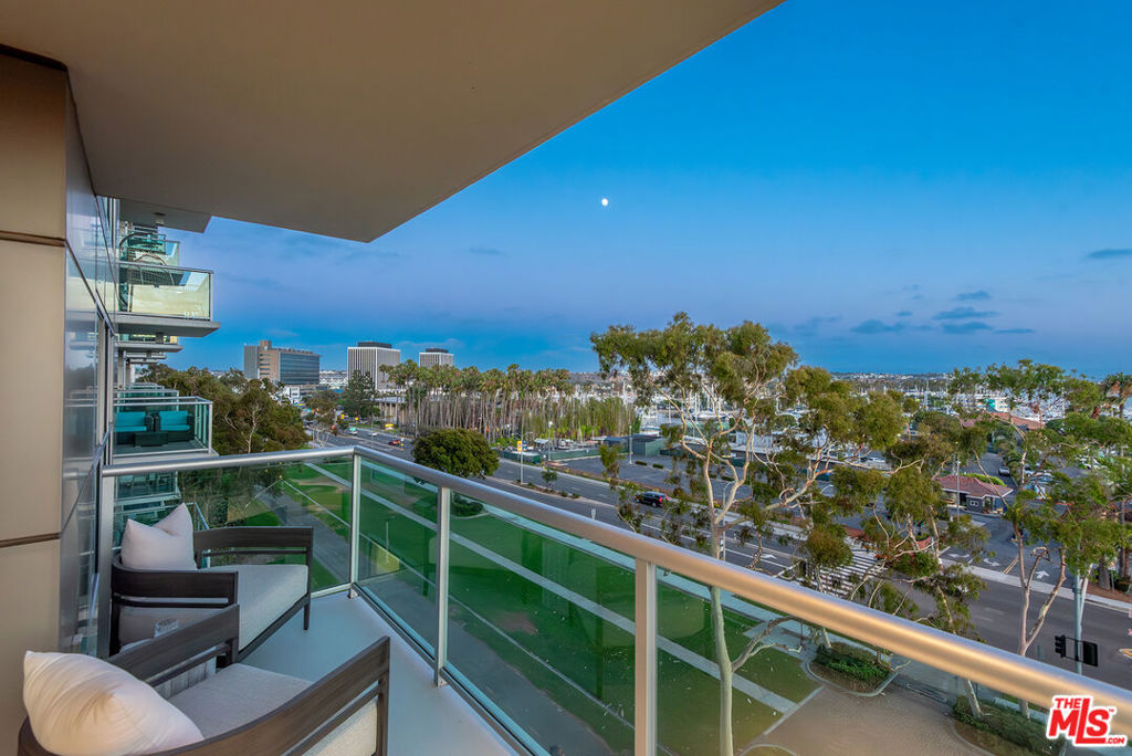 13700 Marina Pointe Drive 605