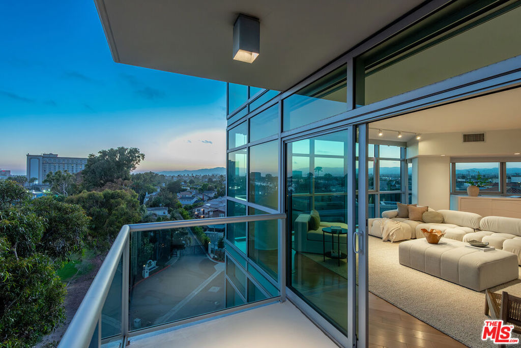 13700 Marina Pointe Drive 605