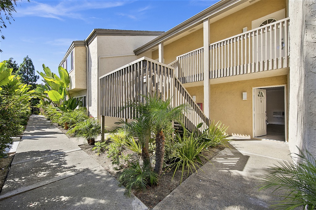 Easy to access first floor bedroom in turnkey condition. Close to clubhouse and upper community pool and gym. This condo has been appointed with modern white cabinets, grey quartz countertops, dual-pane windows, custom paint, new appliances, recessed lighting and more. Within minutes to La Jolla Shores beach, UCSD & shopping centers. Shopping at La Jolla Village Shopping Center and The Shops of La Jolla are located just down the street & include Ralphs, Trader Joe's, AMC Theater, DSW and more. Neighborhoods: La Jolla Complex Features: ,,,,,, Equipment: Range/Oven Other Fees: 0 Sewer: Sewer Connected Topography: LL