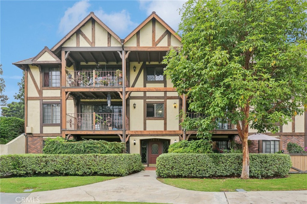 Lovely 1-bedroom, 1-bath condo in the desirable gated community of St. Albans. Step inside to a bright, open living area with recessed lighting, a cozy fireplace, and glass doors that open to your private patio. The dining area flows seamlessly into the kitchen, which features stainless steel appliances, crisp white cabinetry, and recessed lighting—perfect for everyday living or entertaining.
The spacious recently painted bedroom includes a walk-in closet, en suite bath, and in-unit laundry. The whole house has been painted just 2 and half years ago.
Residents of St. Albans enjoy amenities, including sparkling pool and spa, tennis courts, BBQ areas, fitness center, and beautifully landscaped paths.
Schedule your private showing today!