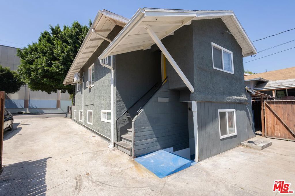 3445 E 4th Street