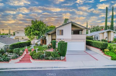 Photo of 23132 Posada Dr, Valencia, CA 91354 (MLS # SR25251781)