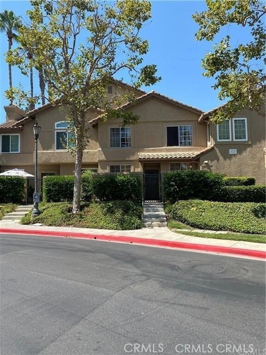 Welcome to 14 Hillgate Ln in the Calabria Community. This 2 bed 2.25 Bath with laminate flooring Ample light. All bedrooms upstairs, front porch, fireplace, open floorpan, high ceilings, separate aundry room and direct access 1 car garage and plenty of guest parking. Community pool. Walking distance to Aliso Niguel High School, near all shops and restaurants at Town Center and surrounding shopping venters and so much more. Easy access to 73, 133, & 5 Fwy. A MUST SEE!!