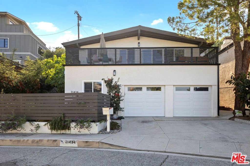 Photo of 21434 Salamanca Avenue, Woodland Hills, CA 91364 (MLS # 25614109)