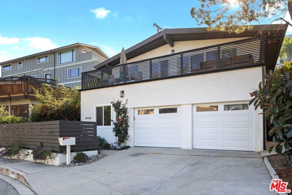 Photo of 21434 Salamanca Avenue, Woodland Hills, CA 91364 (MLS # 25614109)