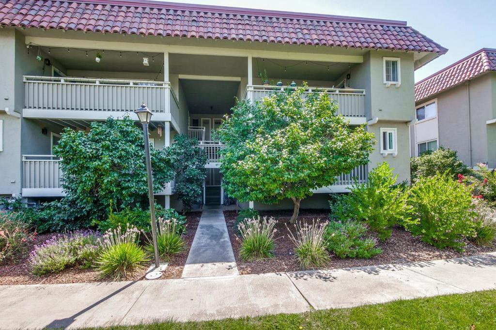 Cupertino School!!! Beautifully remodeled 1 story, 2 bedroom, 2 bathroom condo has 1,067 sq ft of modern living space designed for comfort and style. Low Santa Clara utility.The laundry includes a washer, dryer and plenty of shelf space. community pool, bbq area and clubhouse. Location close to shops, dining, recreational amenities, easy commutes to local employers.