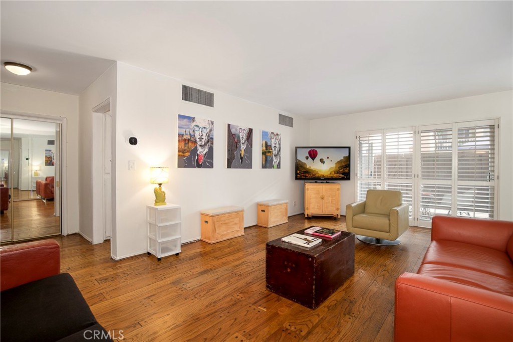 927 N Kings Road 118