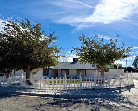 Photo of 924 Senita DR, Barstow, CA 92311 (MLS # HD26234013)