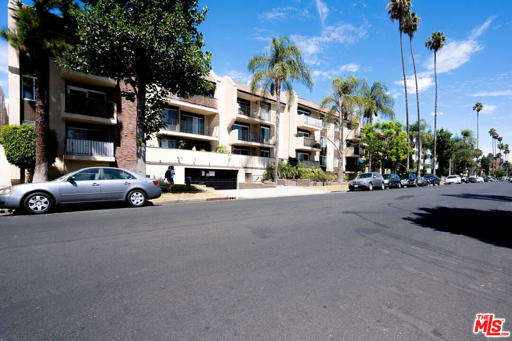 433 S Manhattan Place 108, Los Angeles CA 90020