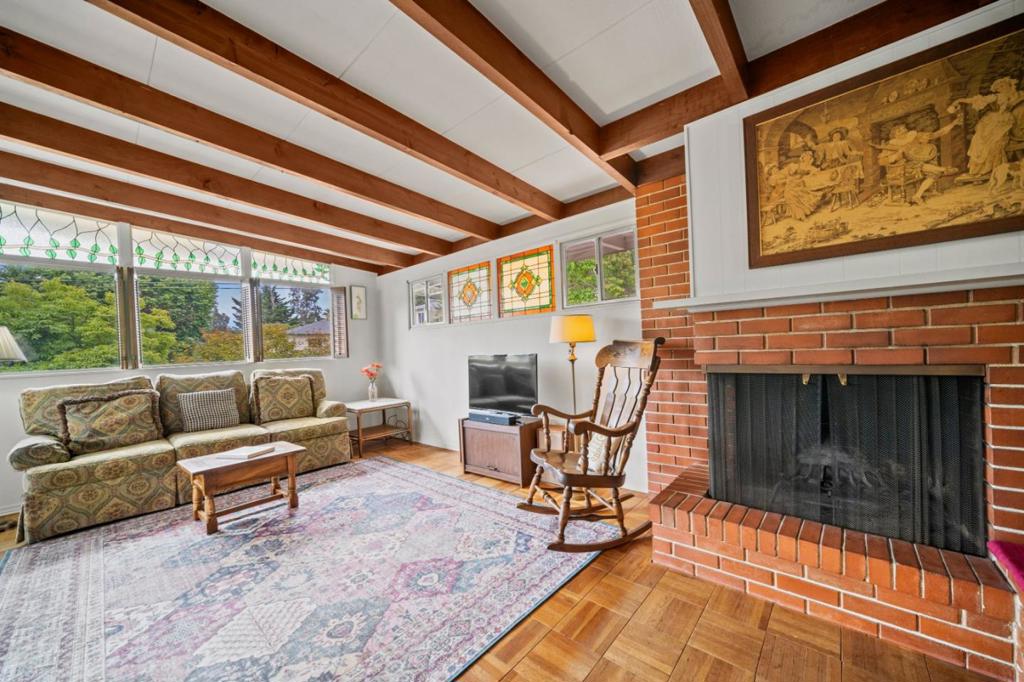831 Arlington Place