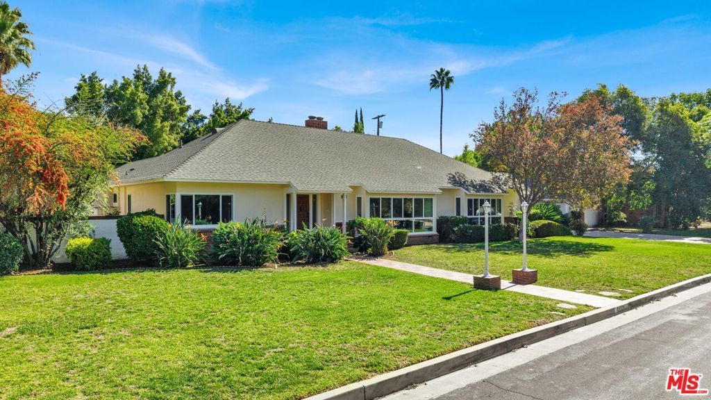 Photo of 6900 Chisholm Avenue, Lake Balboa, CA 91406 (MLS # 25607293)