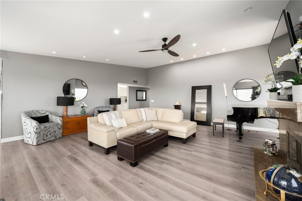 1995 Molino Avenue 301