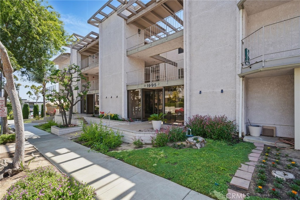 1995 Molino Avenue 301