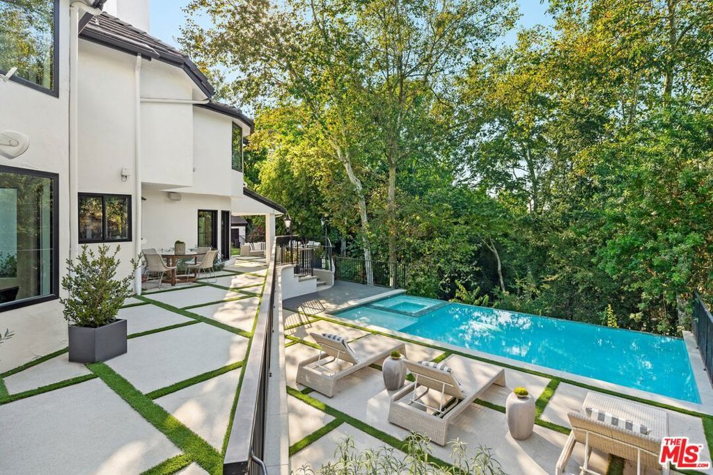 Photo of 16881 Oak View Drive, Encino, CA 91436 (MLS # 25623387)