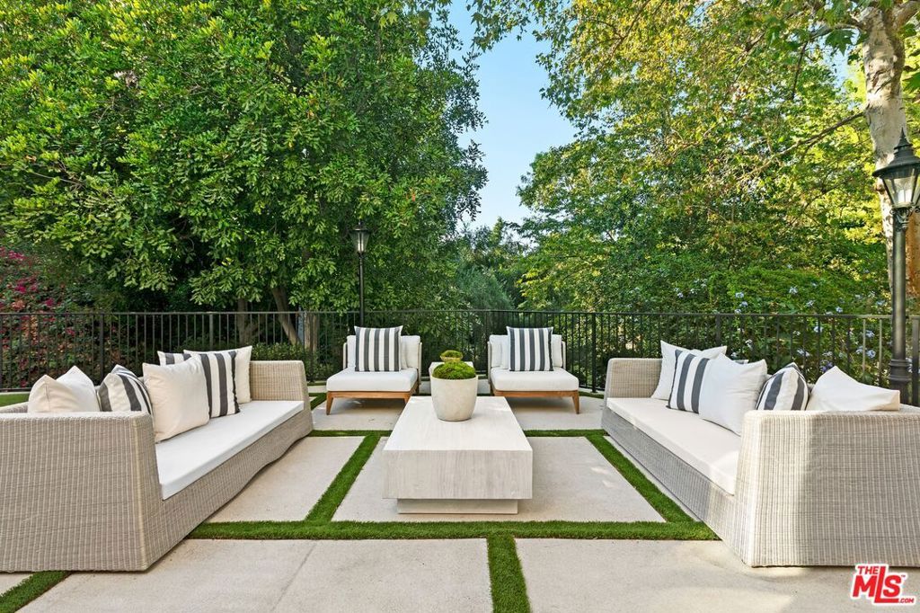 Photo of 16881 Oak View Drive, Encino, CA 91436 (MLS # 25623387)