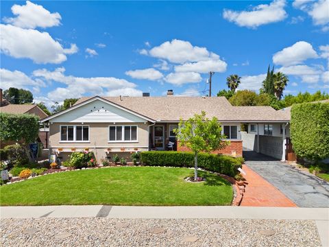 Photo of 6347 Bovey Avenue, Tarzana, CA 91335 (MLS # SR26077775)