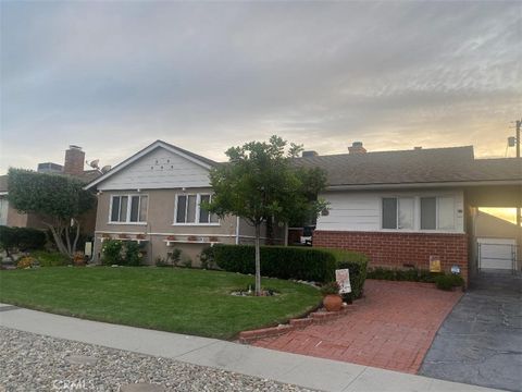 Photo of 6347 Bovey Avenue, Tarzana, CA 91335 (MLS # SR26077775)