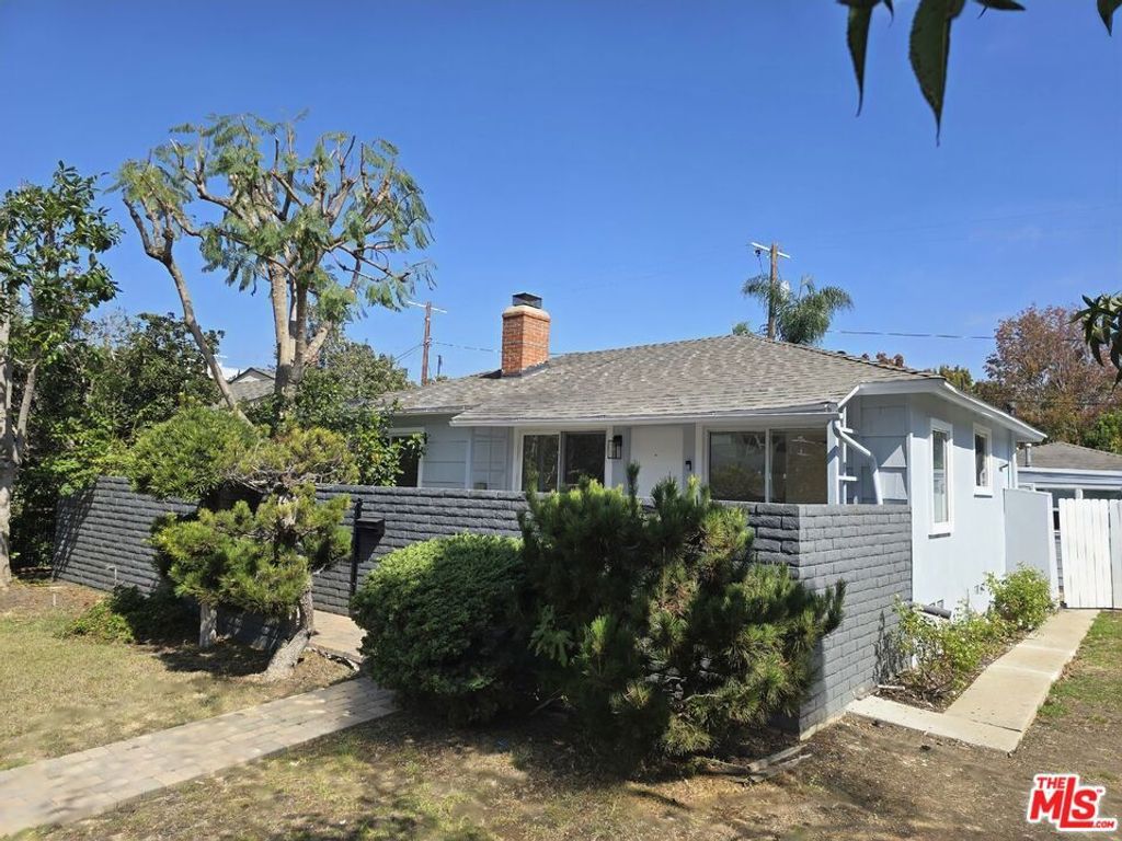 Photo of 2520 Midvale Avenue, Los Angeles, CA 90064 (MLS # 25604179)