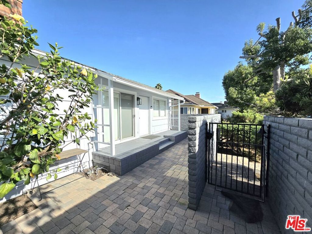 Photo of 2520 Midvale Avenue, Los Angeles, CA 90064 (MLS # 25604179)