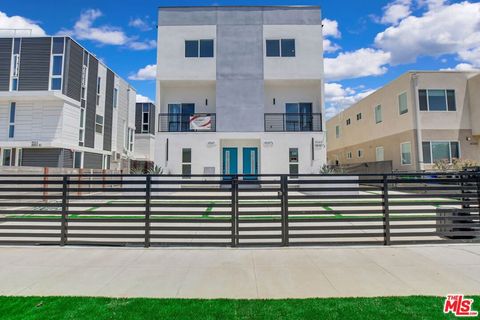 Photo of 4547 Saturn Street, Los Angeles, CA 90019 (MLS # 26650407)