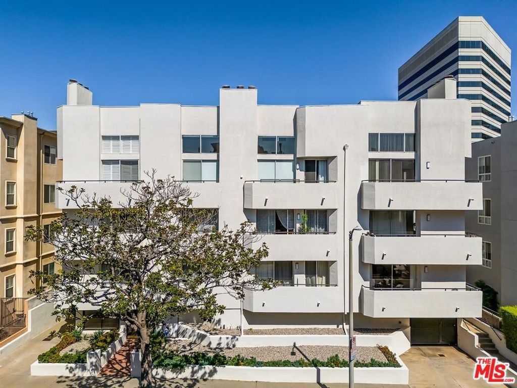 Photo of 1164 Wellesley Avenue #103, Los Angeles, CA 90049 (MLS # 25600105)
