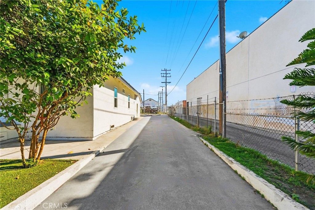 Photo of 1118 E 77th Pl, Los Angeles, CA 90001 (MLS # DW26066982)