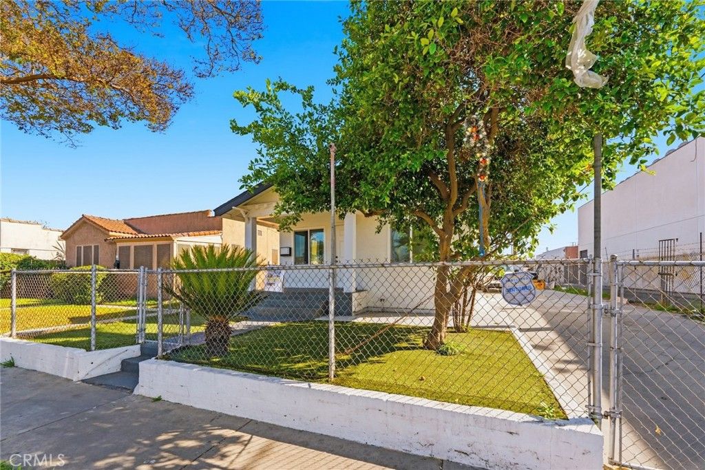 Photo of 1118 E 77th Pl, Los Angeles, CA 90001 (MLS # DW26066982)