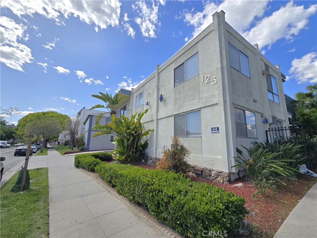 This 625 sq. ft. apartment offers comfortable living in a well-maintained building. This brand new remodeled features a refrigerator and stove, along with onsite laundry for added convenience. Water and trash are included, and one carport parking space is provided.
Located in the heart of Glendale, this home is close to The Americana at Brand, Glendale Galleria, and local shopping centers. Nearby parks, schools, and a variety of dining options make this an ideal place to live. With easy access to major freeways and public transportation, commuting is simple.
Pets may be allowed with owner approval and a mandatory $200K renter’s insurance policy.
Contact us today to schedule a tour!
"Photos are of a similar unit"