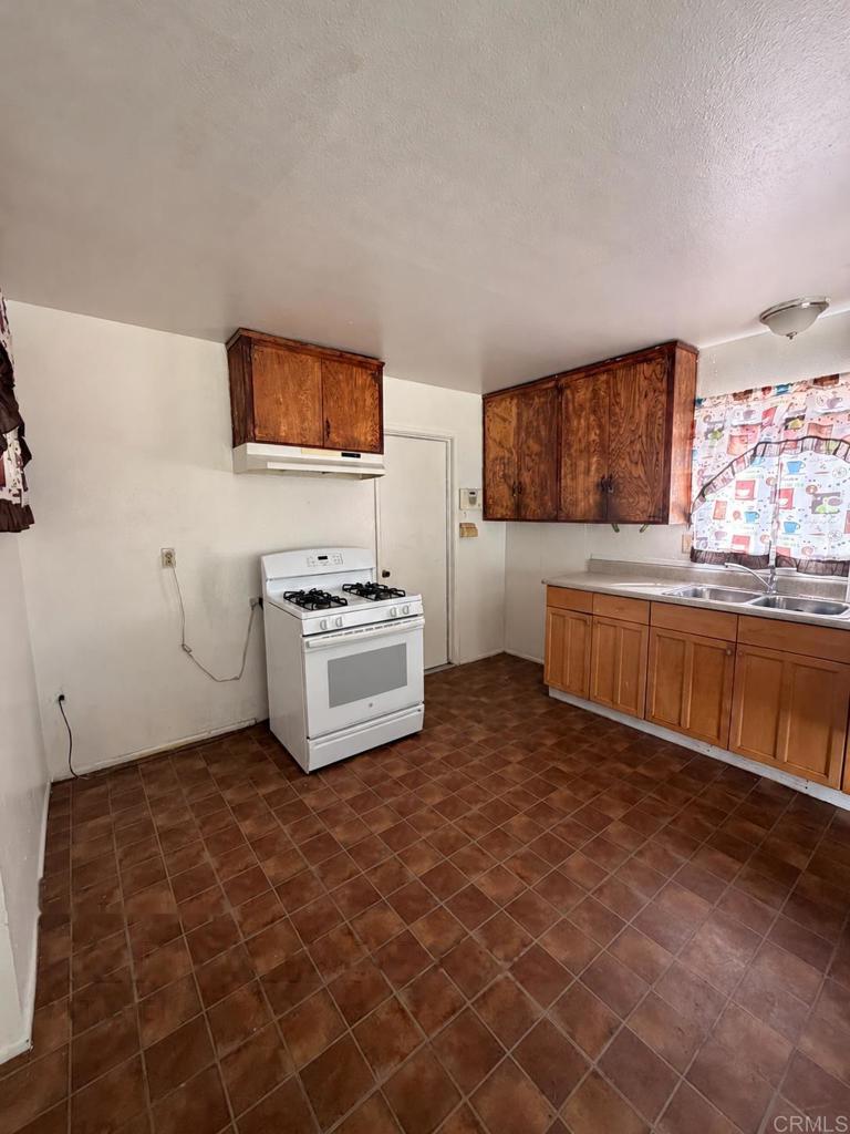242 Old Oak Dr.