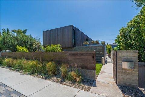 Photo of 762 Rosecrans Ave, Manhattan Beach, CA 90266 (MLS # SB26086524)