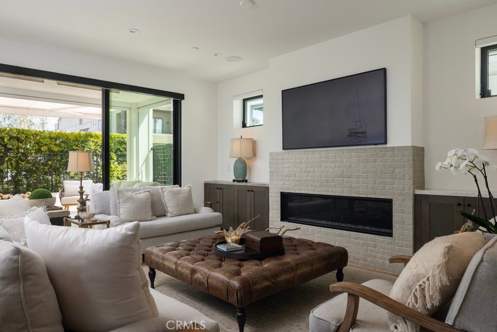 Photo of 419 Goldenrod Avenue, Corona Del Mar, CA 92625 (MLS # NP26108418)