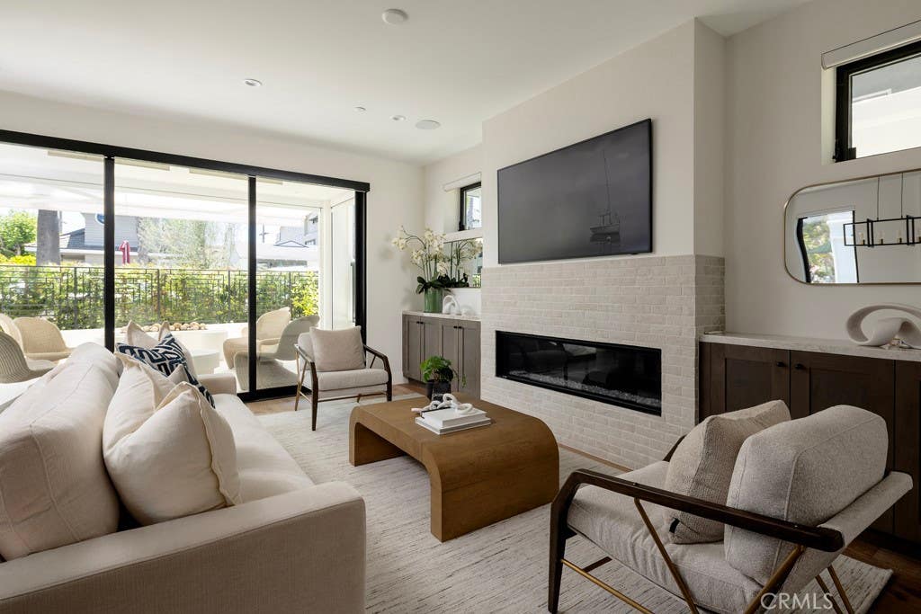 Photo of 419 Goldenrod Avenue, Corona Del Mar, CA 92625 (MLS # NP26108418)
