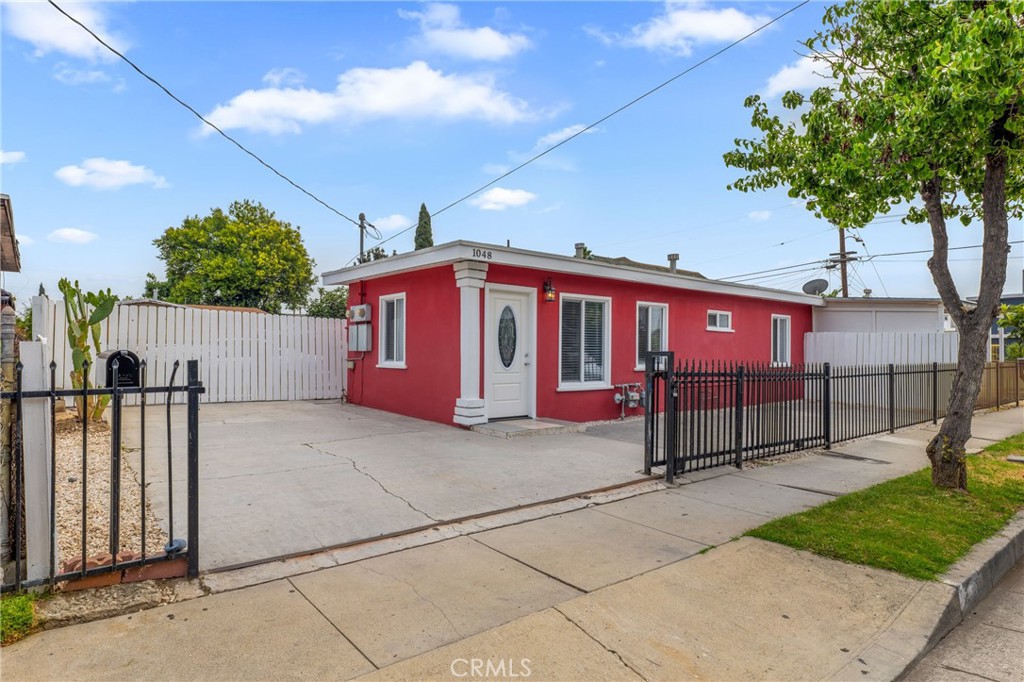 Welcome to 1048 S Record, Los Angeles. A charming duplex in the heart of East LA offering double the opportunity! This fully vacant property features two separate 1-bedroom, 1-bathroom units, ideal for investors looking to generate rental income or buyers seeking a multi-generational living solution. Each unit offers a comfortable living space with natural light and functional layouts.
Whether you're looking to live in one and rent the other, house extended family, or expand your rental portfolio, this East LA gem delivers flexibility, function, and long-term value. Don’t miss out on touring this Duplex!