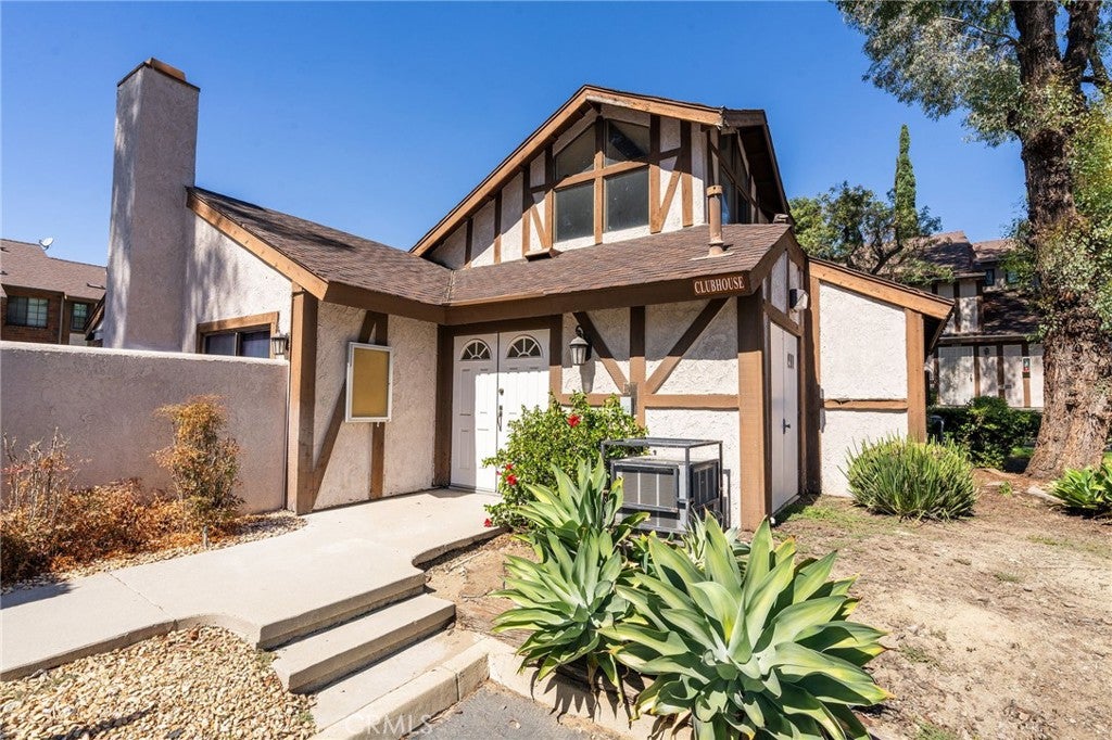 1074 S Mountain