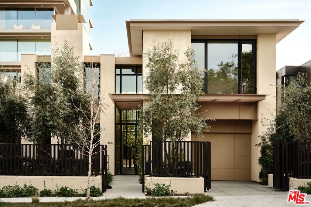 Photo of 8880 Rosewood Avenue, West Hollywood, CA 90048 (MLS # 26645103)