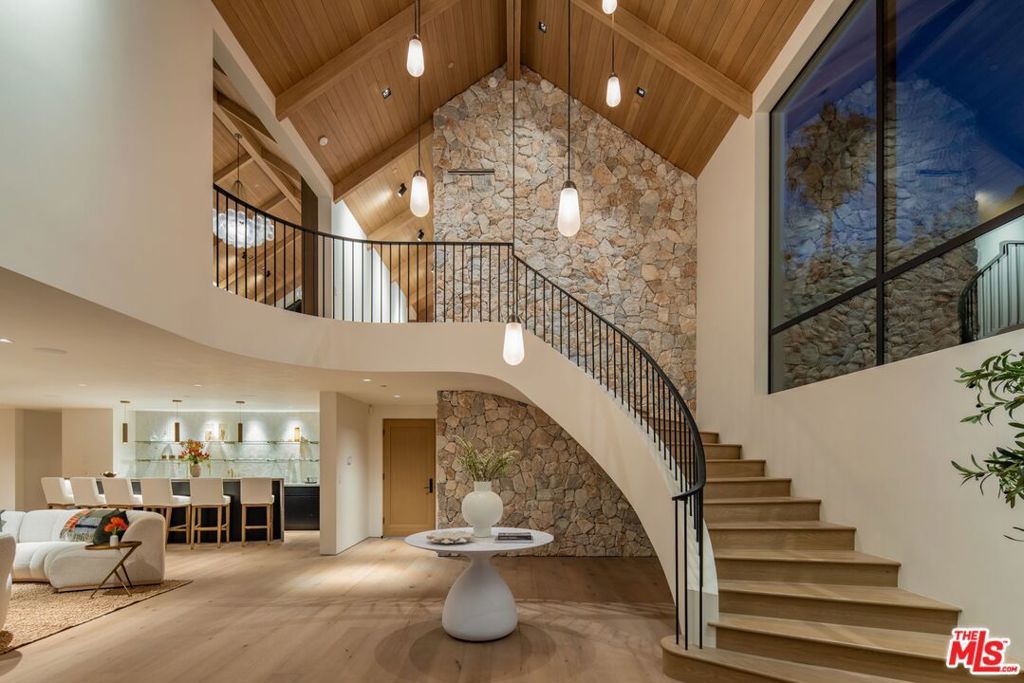 Photo of 12309 Viewcrest Road, Studio City, CA 91604 (MLS # 26793259)