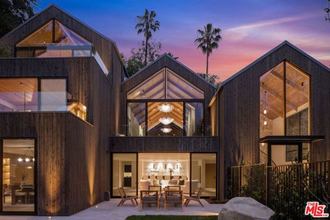 Photo of 12309 Viewcrest Road, Studio City, CA 91604 (MLS # 26793259)