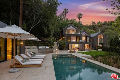 Photo of 12309 Viewcrest Road, Studio City, CA 91604 (MLS # 26793259)