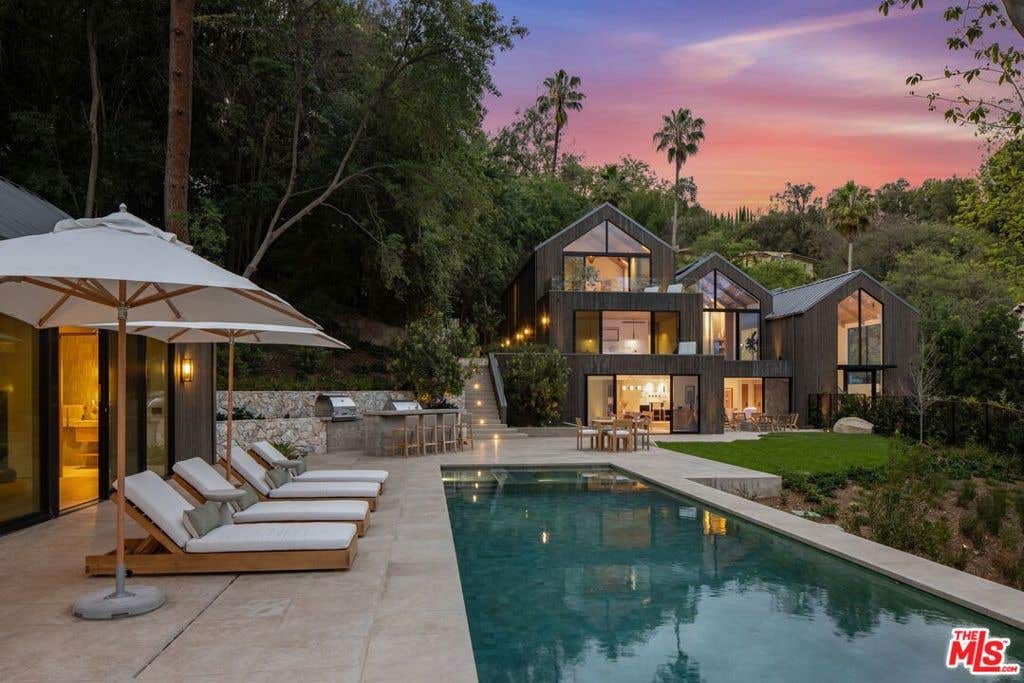 Photo of 12309 Viewcrest Road, Studio City, CA 91604 (MLS # 26793259)