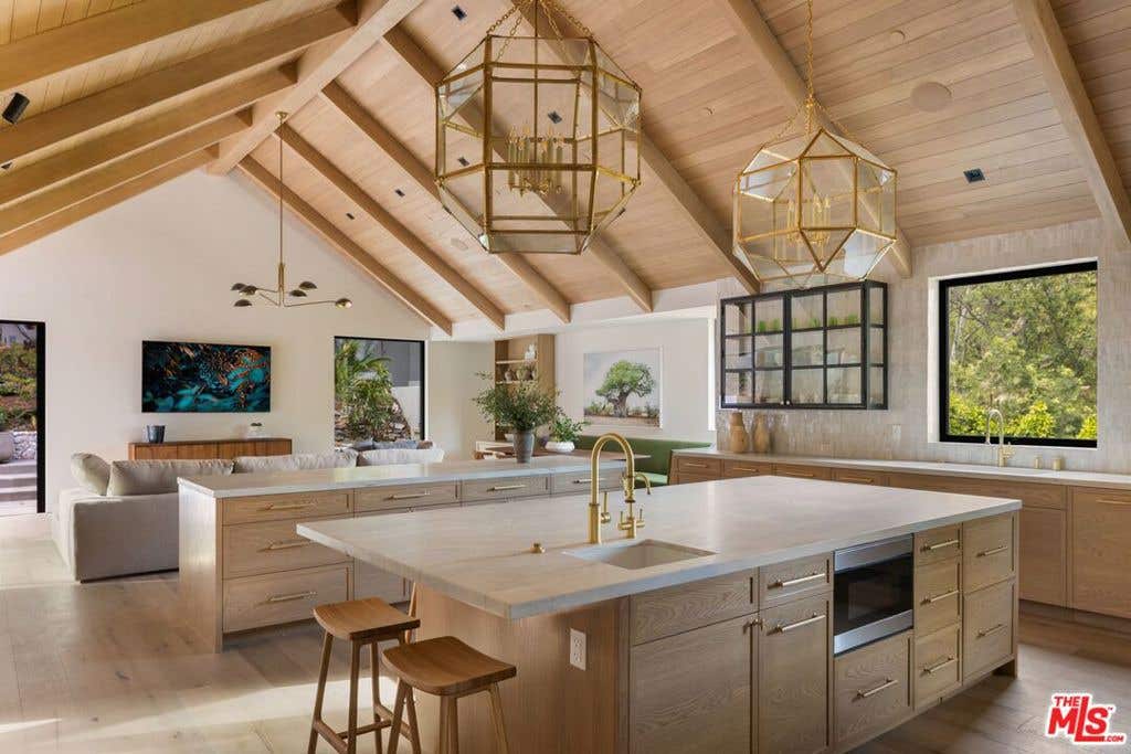 Photo of 12309 Viewcrest Road, Studio City, CA 91604 (MLS # 26793259)