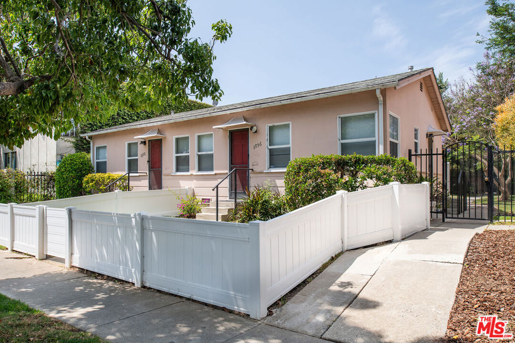 Charming garden-style 1-bedroom, 1-bath apartment featuring a private yard. Recently updated with brand new flooring, fresh paint, and includes all appliances: refrigerator, washer/dryer, stove, and a brand new TV. Ideally located on the Westside just 8 blocks from the beach and even closer to vibrant Main Street, offering a wide variety of restaurants and entertainment. Convenient access to the 10 Freeway and includes one assigned parking space.