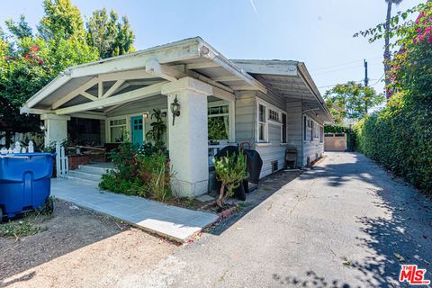 Photo of 1130 N Beachwood Drive, Los Angeles, CA 90038 (MLS # 26833741)