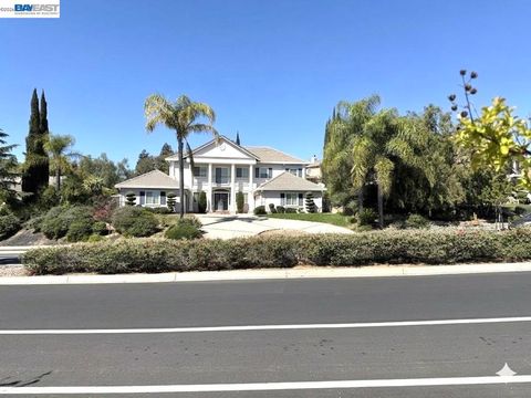 Photo of 47 E Country Club Dr Dr, Brentwood, CA 94513 (MLS # 41130649)