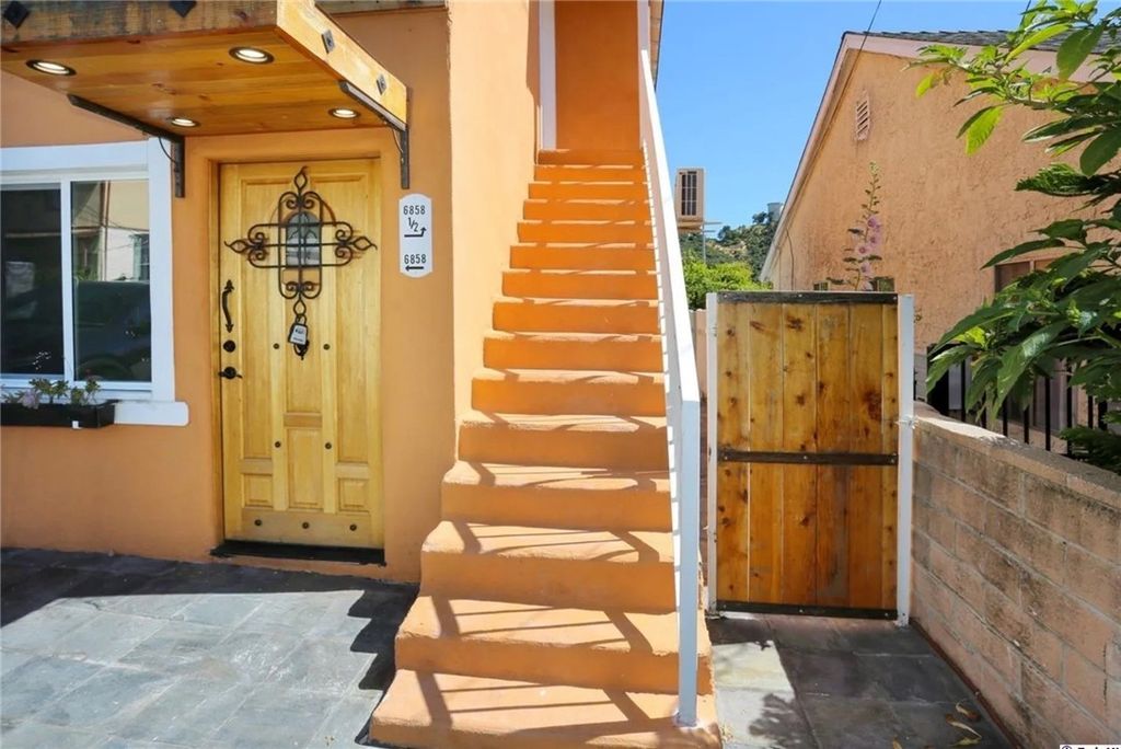 Photo of 6858 Quinton Lane, Tujunga, CA 91042 (MLS # SR25244710)