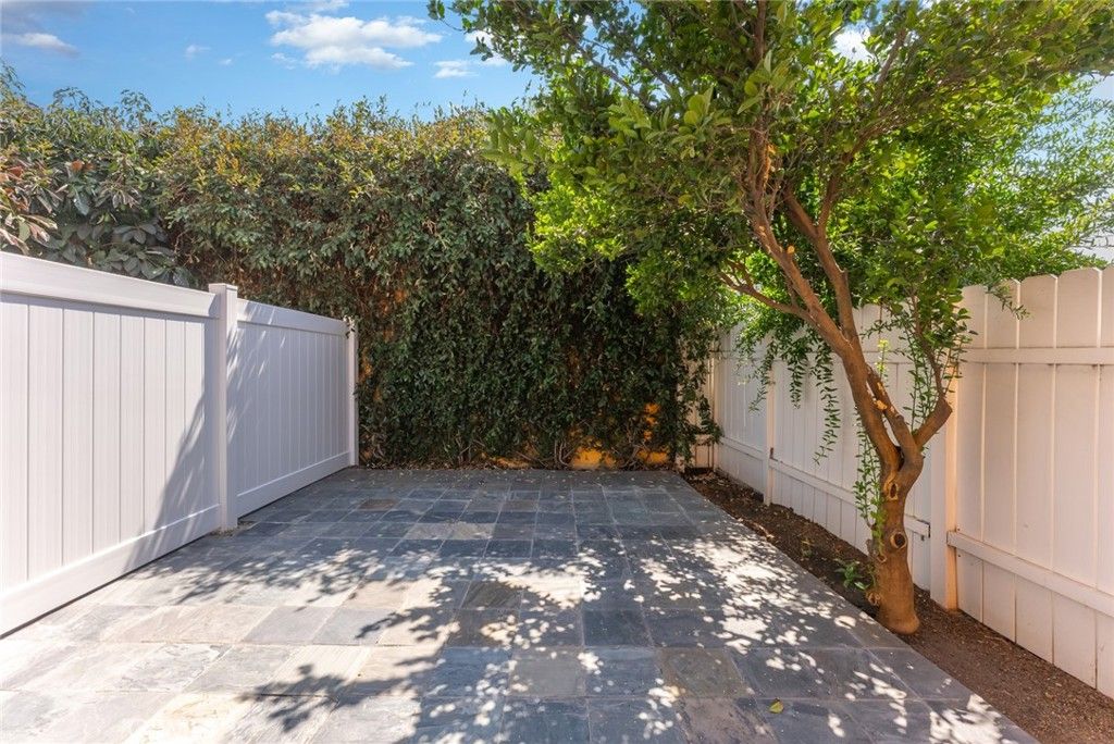 Photo of 6858 Quinton Lane, Tujunga, CA 91042 (MLS # SR25244710)