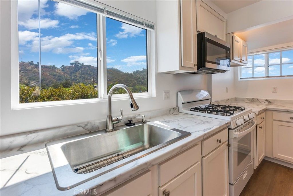 Photo of 6858 Quinton Lane, Tujunga, CA 91042 (MLS # SR25244710)