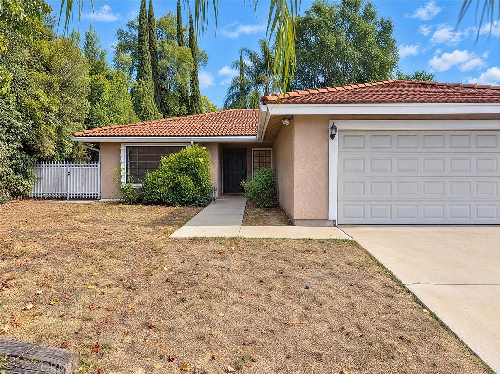 1042 Whispering Oaks DR