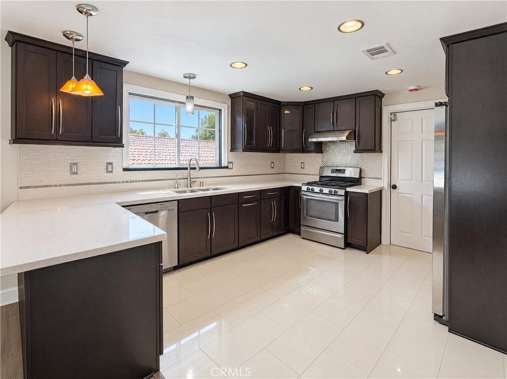 1042 Whispering Oaks